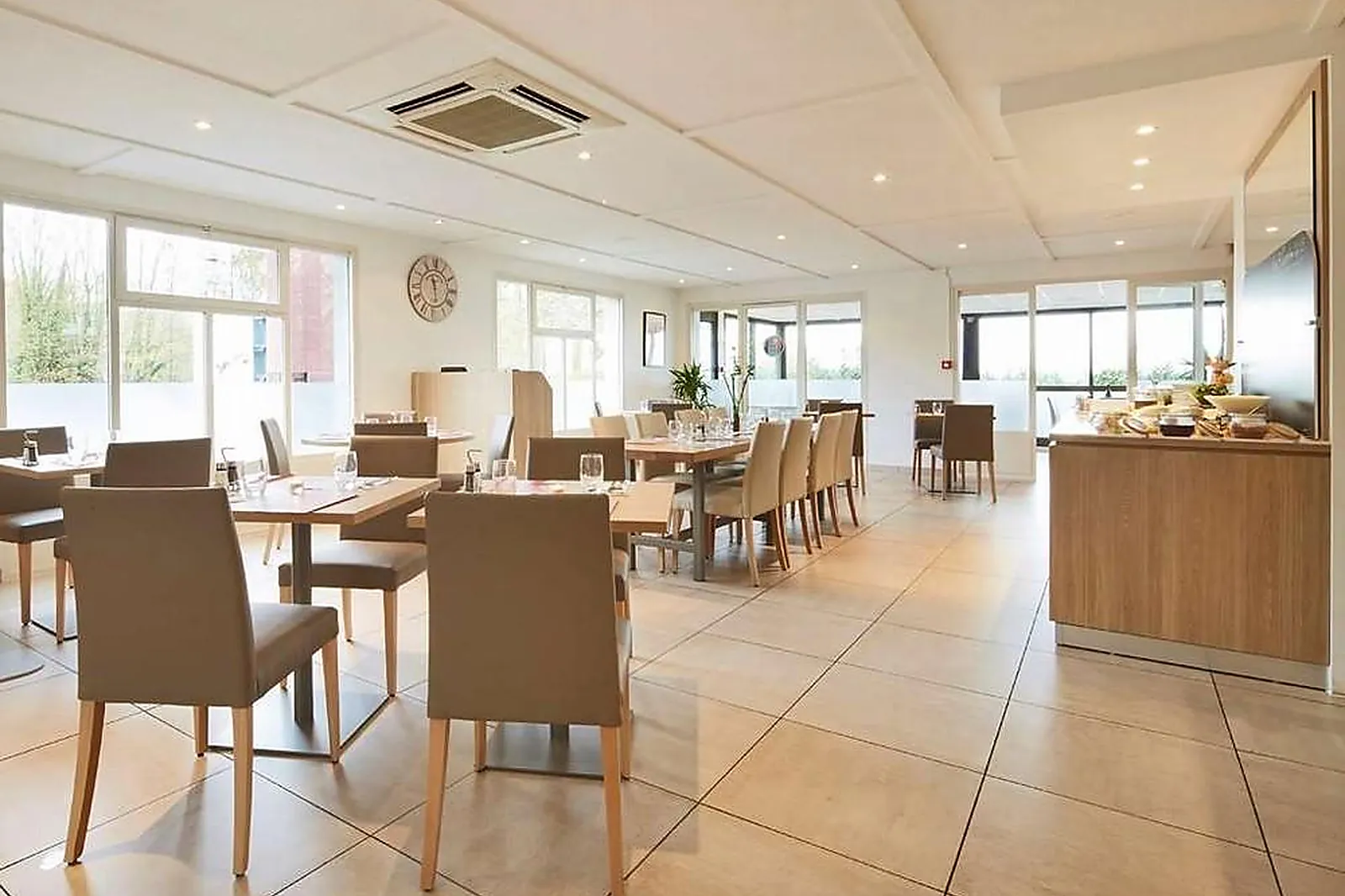 Lieux événementiels, CAMPANILE PARIS NORD ECOUEN LA CROIX VERTE