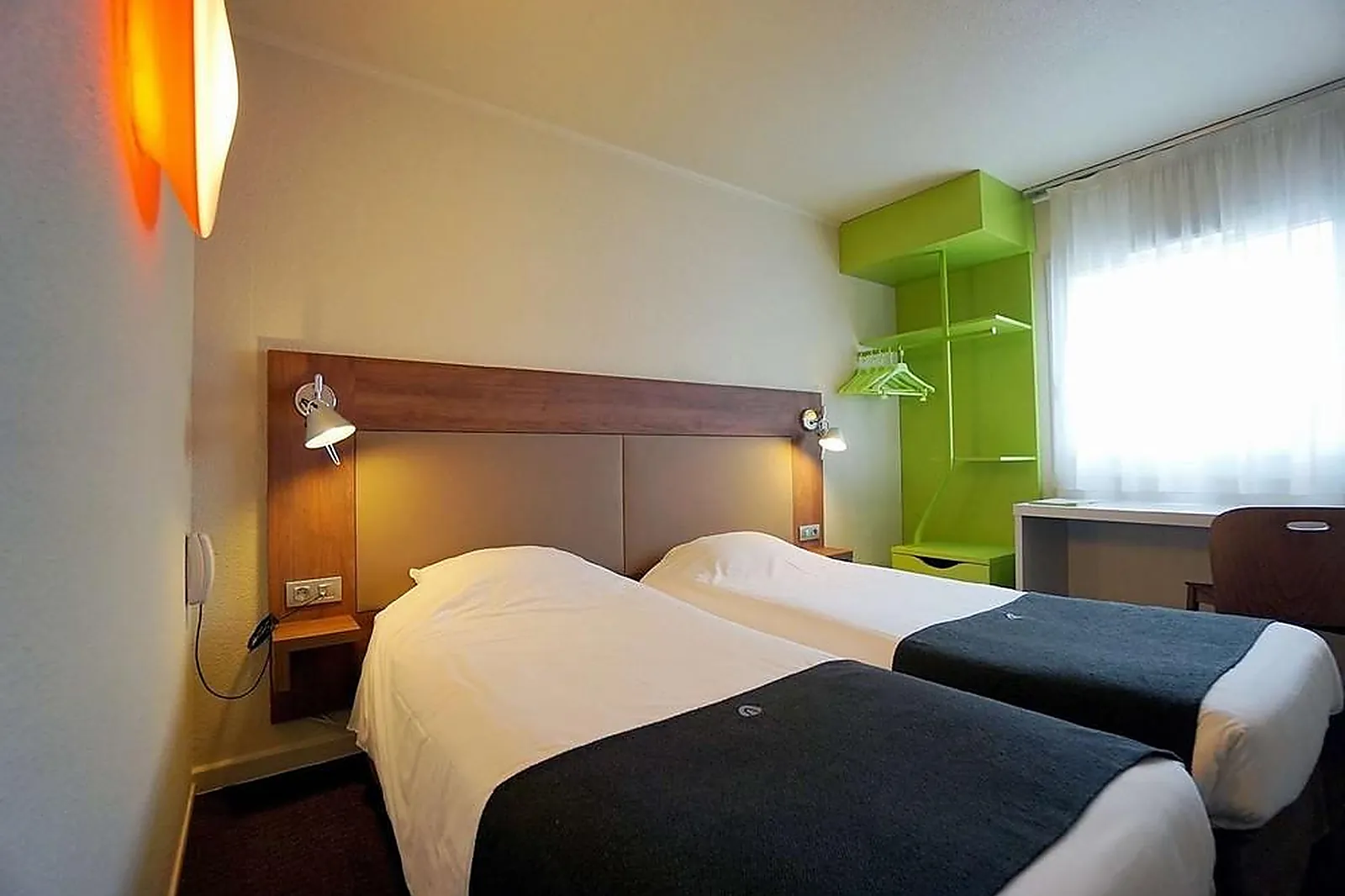 Lieux événementiels, CAMPANILE PARIS OUEST - CHAVILLE