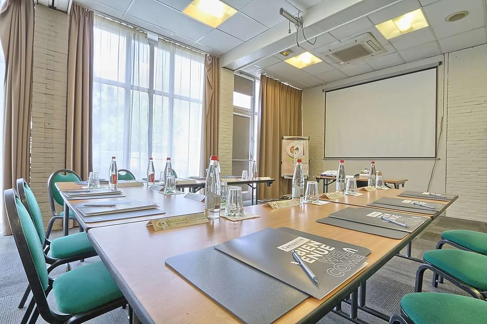 Lieux événementiels, CAMPANILE PARIS OUEST NANTERRE LA DÉFENSE