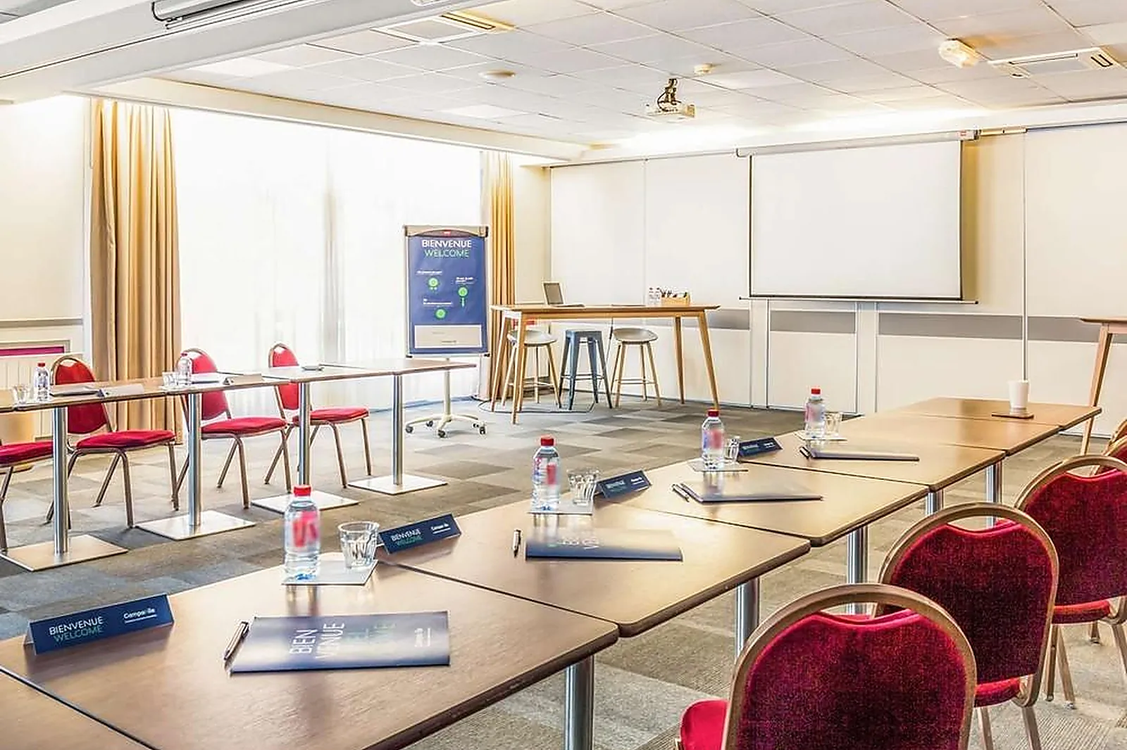 Lieux événementiels, CAMPANILE PARIS OUEST PONT DE SURESNES