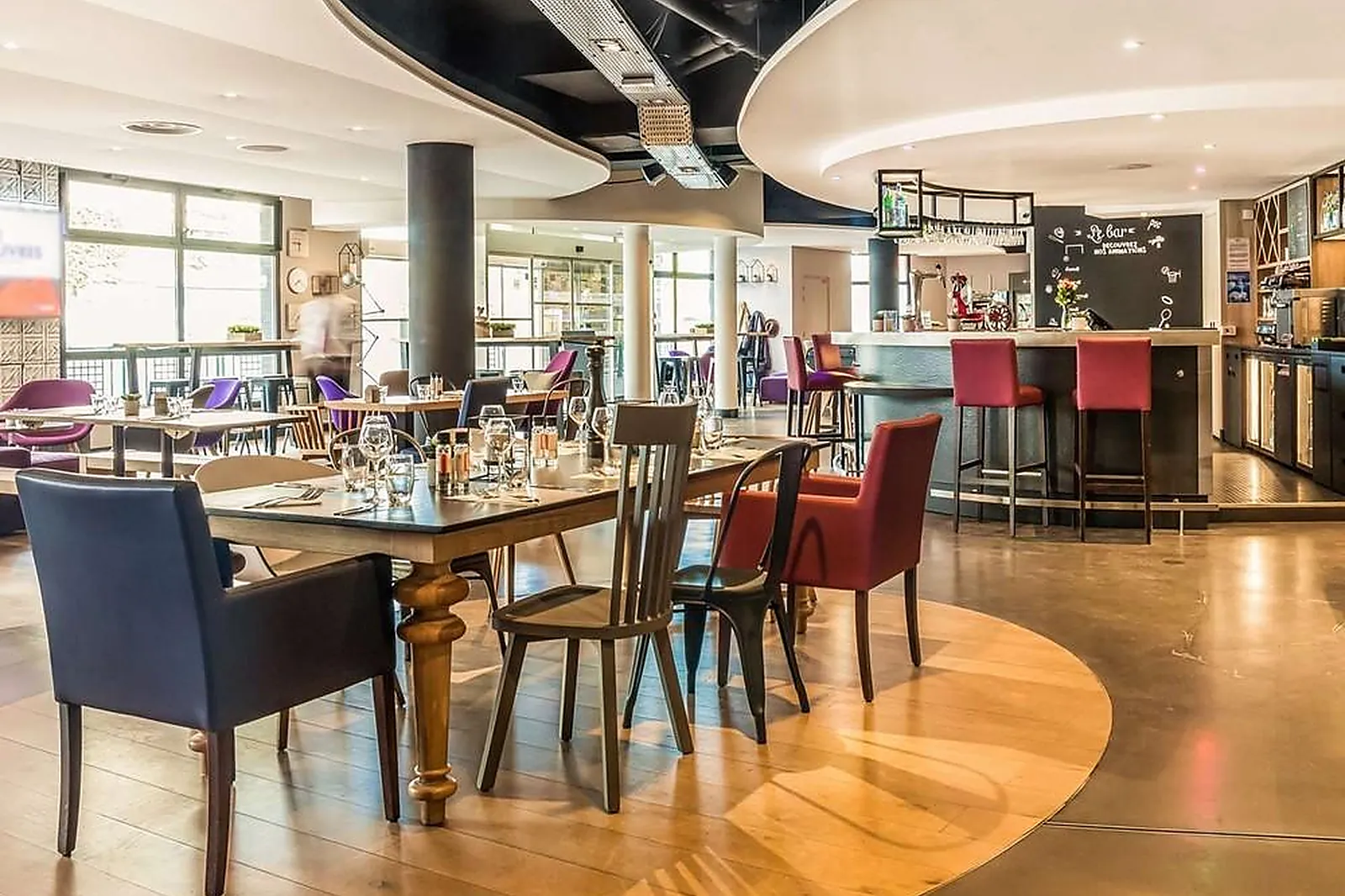 Lieux événementiels, CAMPANILE PARIS OUEST PONT DE SURESNES