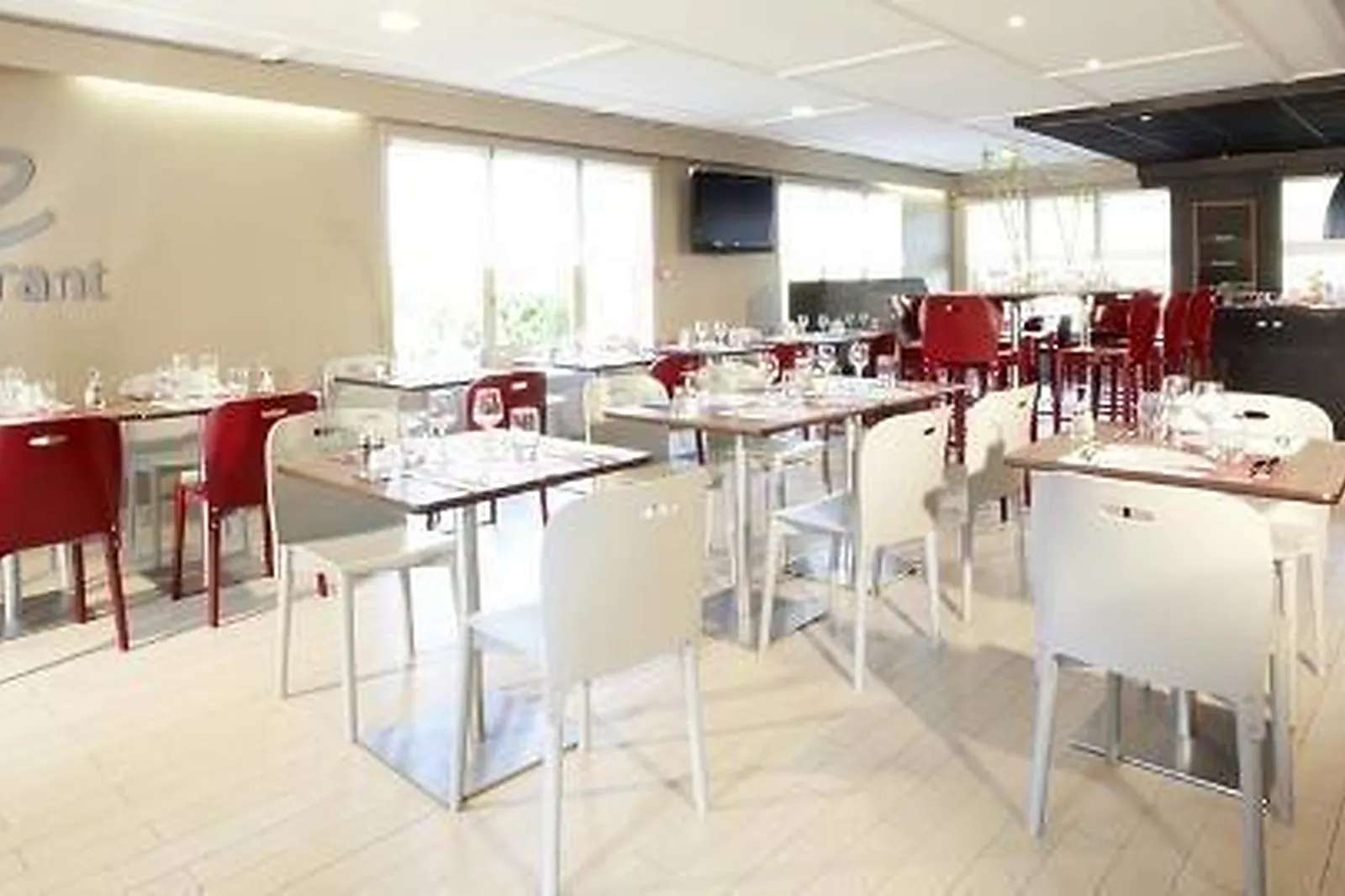 Lieux événementiels, CAMPANILE PAU