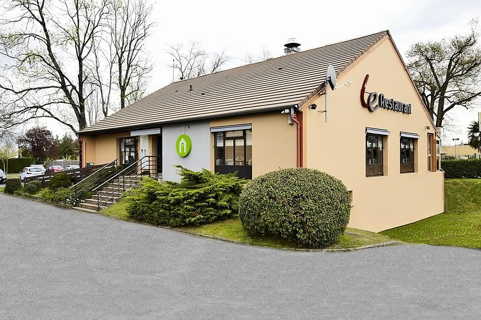 Lieux événementiels, CAMPANILE PAU