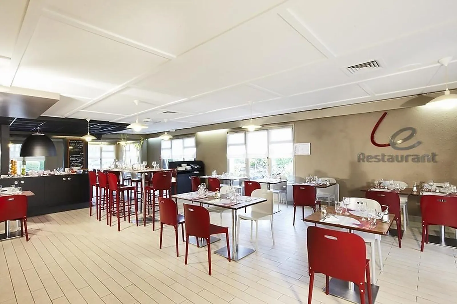 Lieux événementiels, CAMPANILE PLAISIR