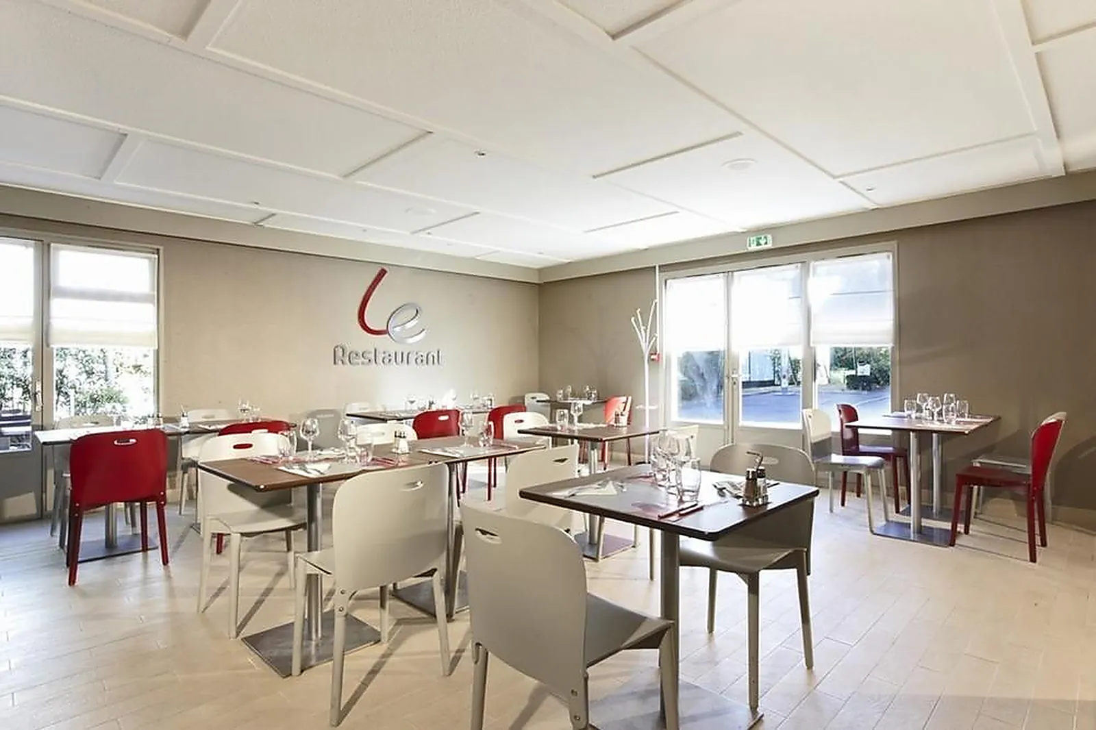 Lieux événementiels, CAMPANILE PLAISIR