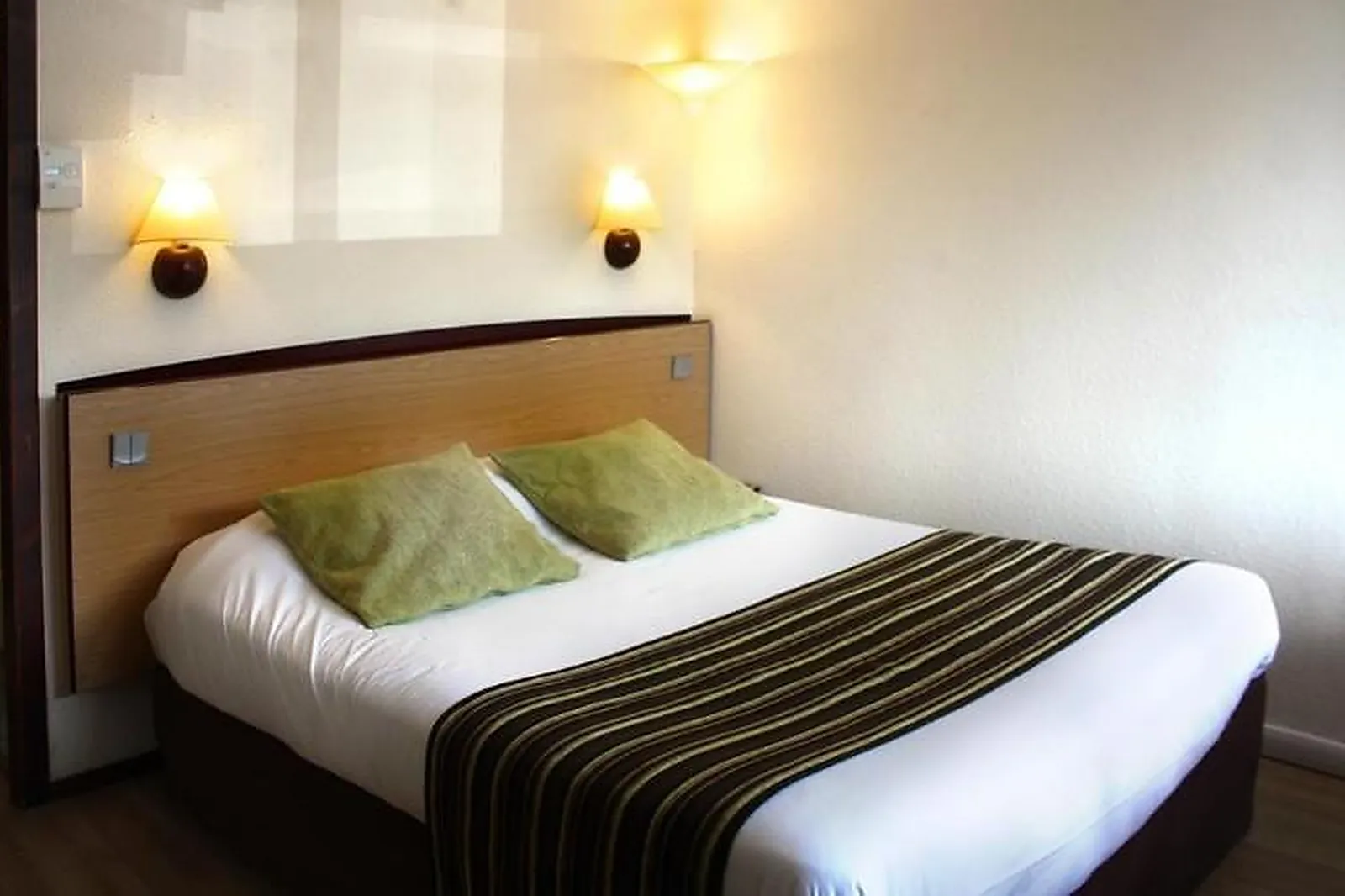 Lieux événementiels, CAMPANILE REIMS SUD BEZANNES