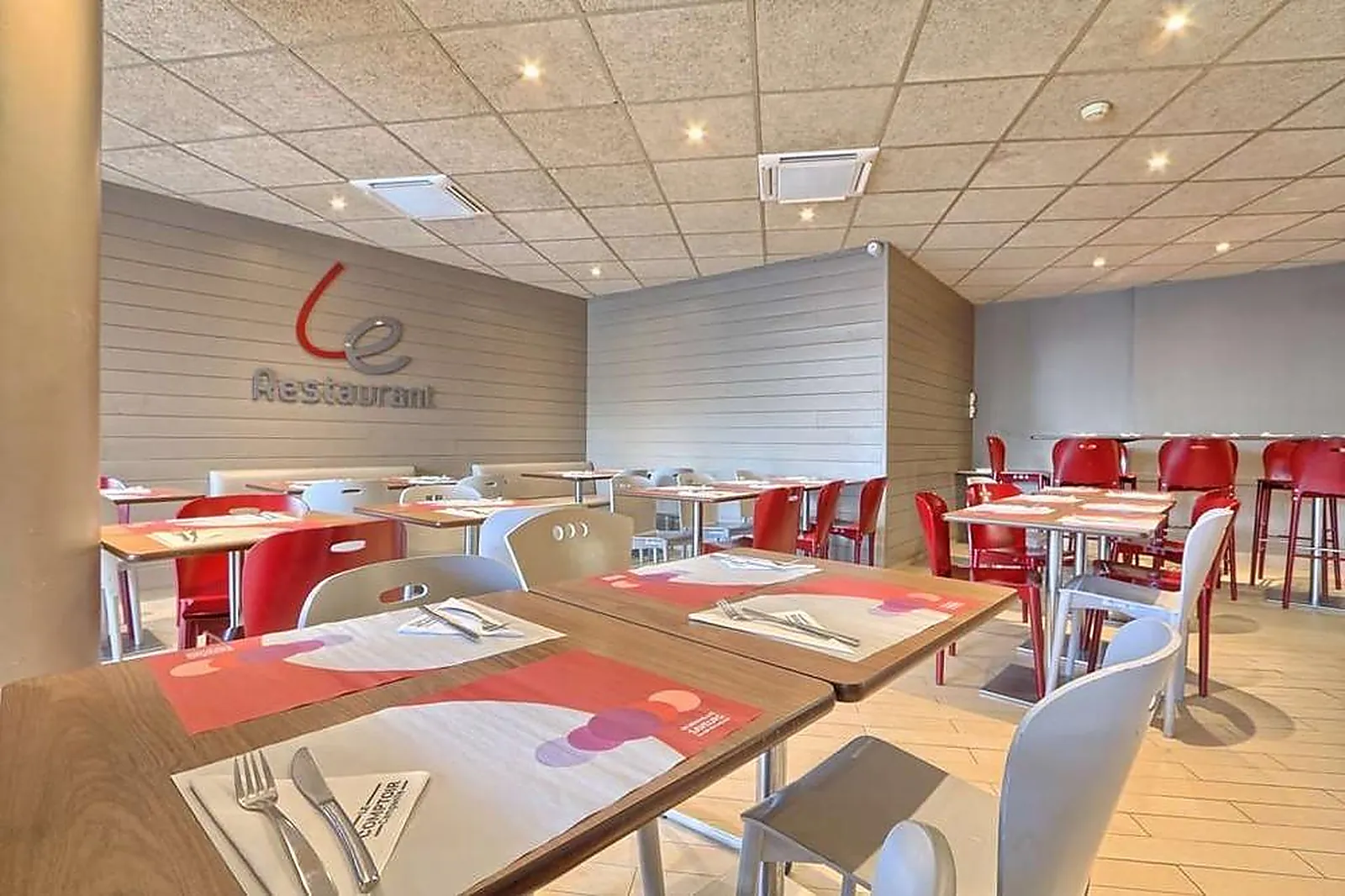 Lieux événementiels, CAMPANILE ROISSY