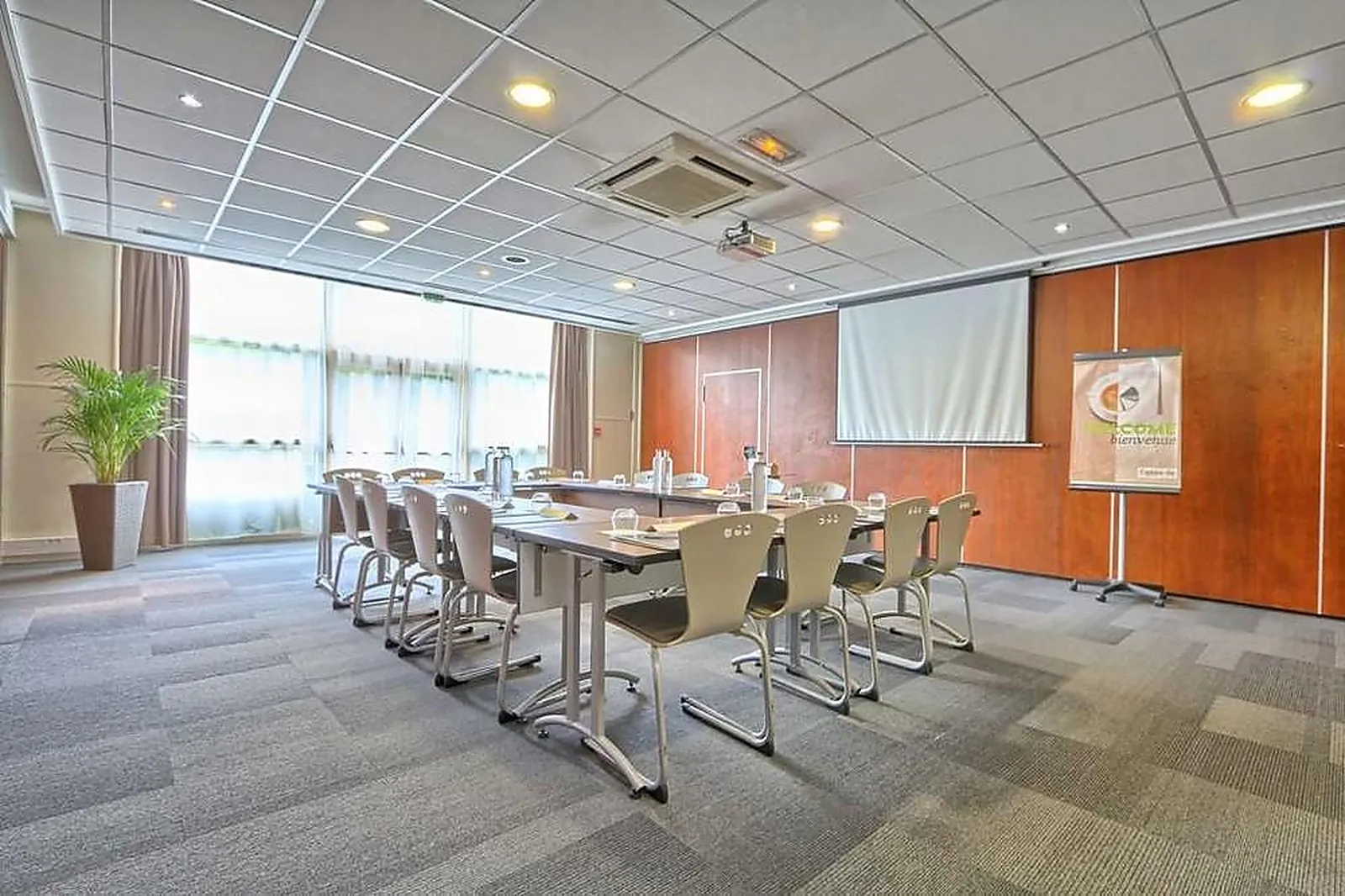 Lieux événementiels, CAMPANILE ROISSY