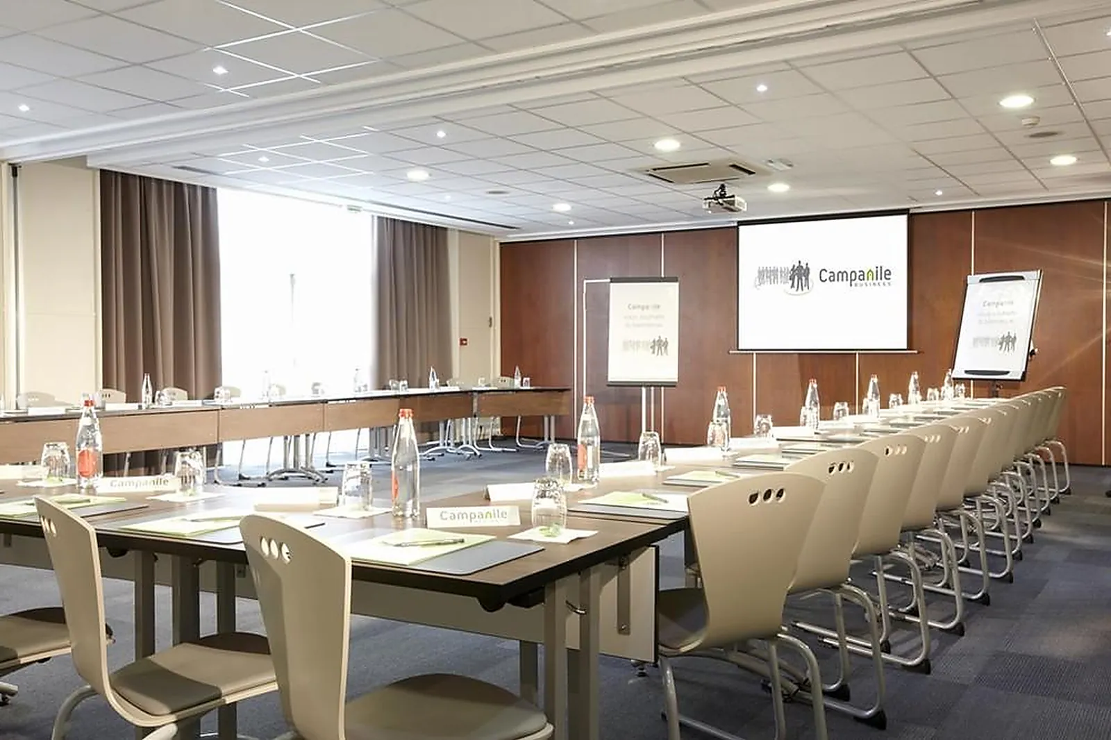 Lieux événementiels, CAMPANILE ROISSY