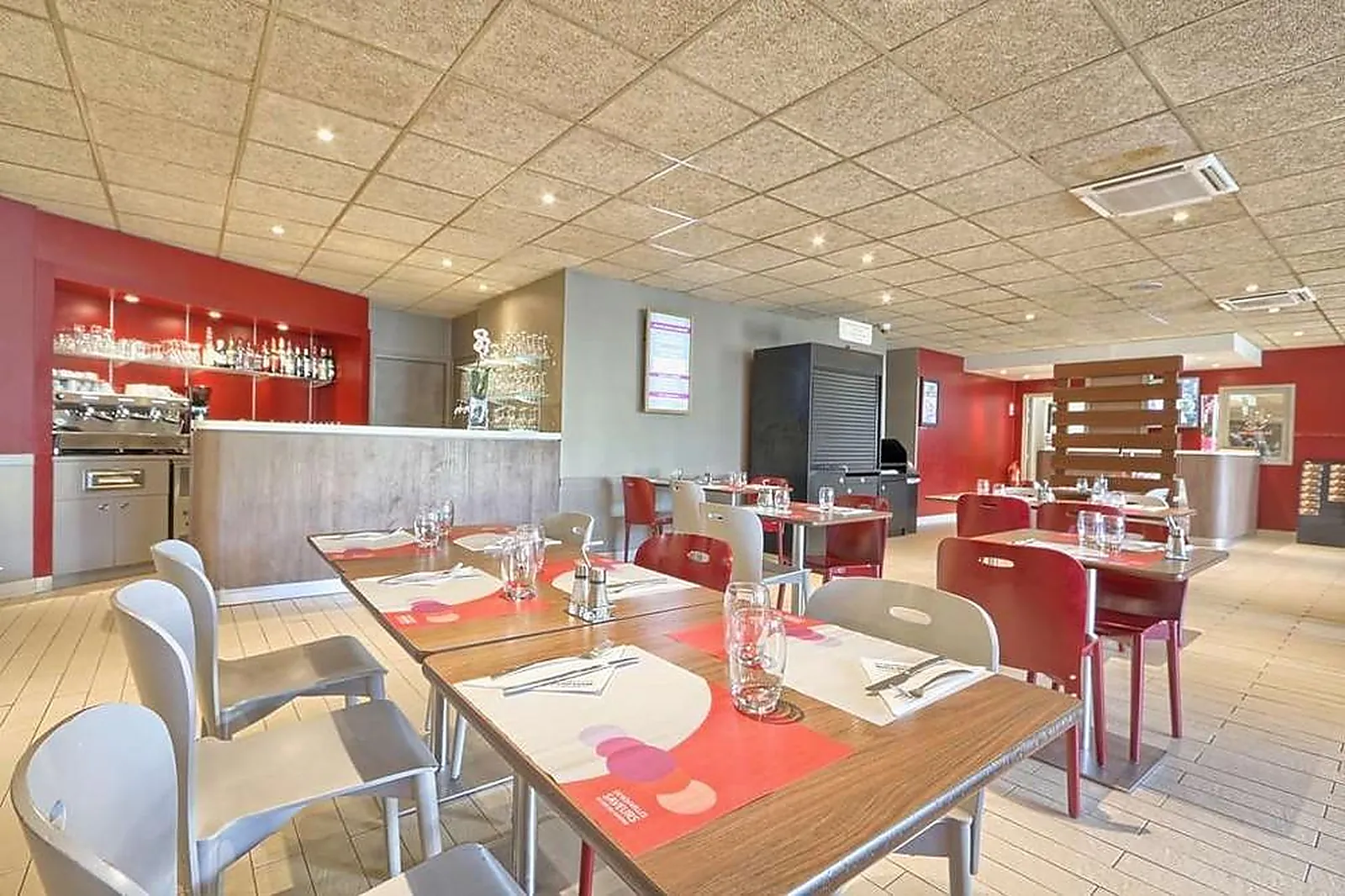 Lieux événementiels, CAMPANILE ROISSY