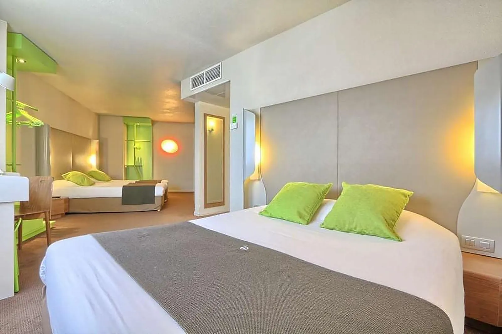 Lieux événementiels, CAMPANILE ROISSY