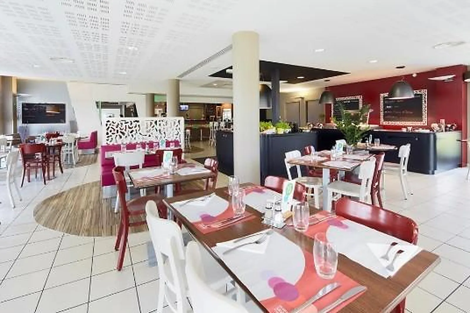 Lieux événementiels, CAMPANILE ROISSY LE MESNIL AMELOT