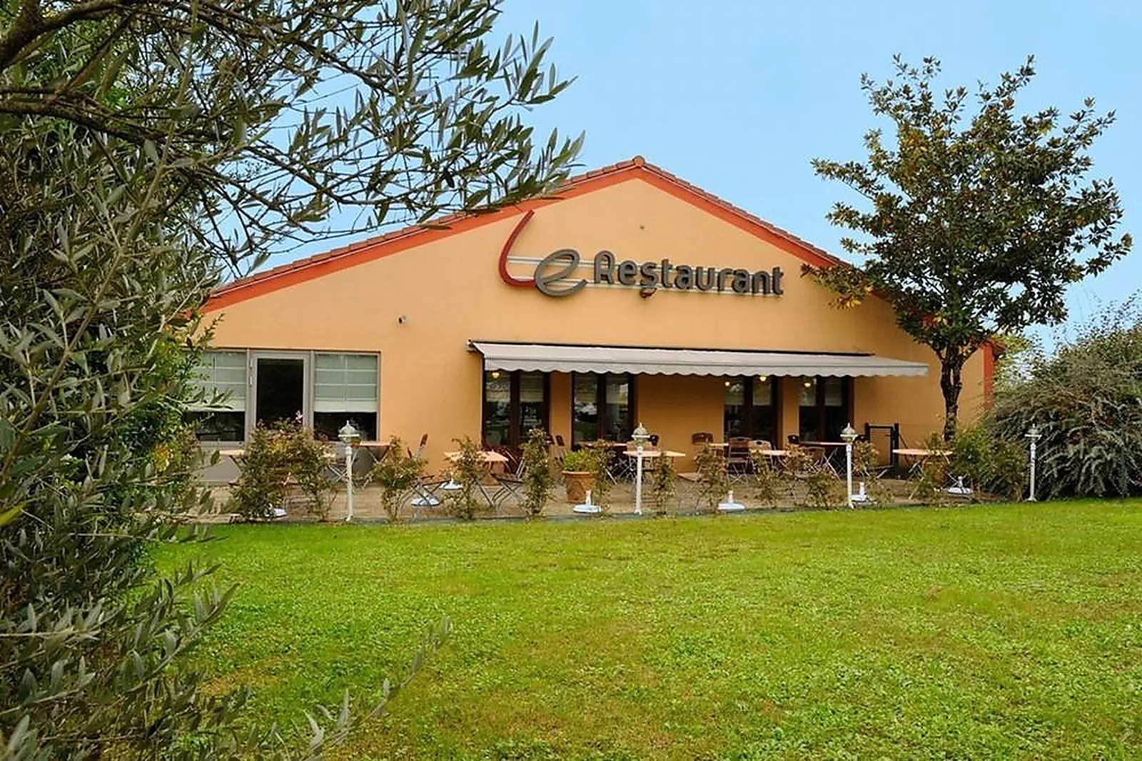 Lieux événementiels, CAMPANILE SAINTES