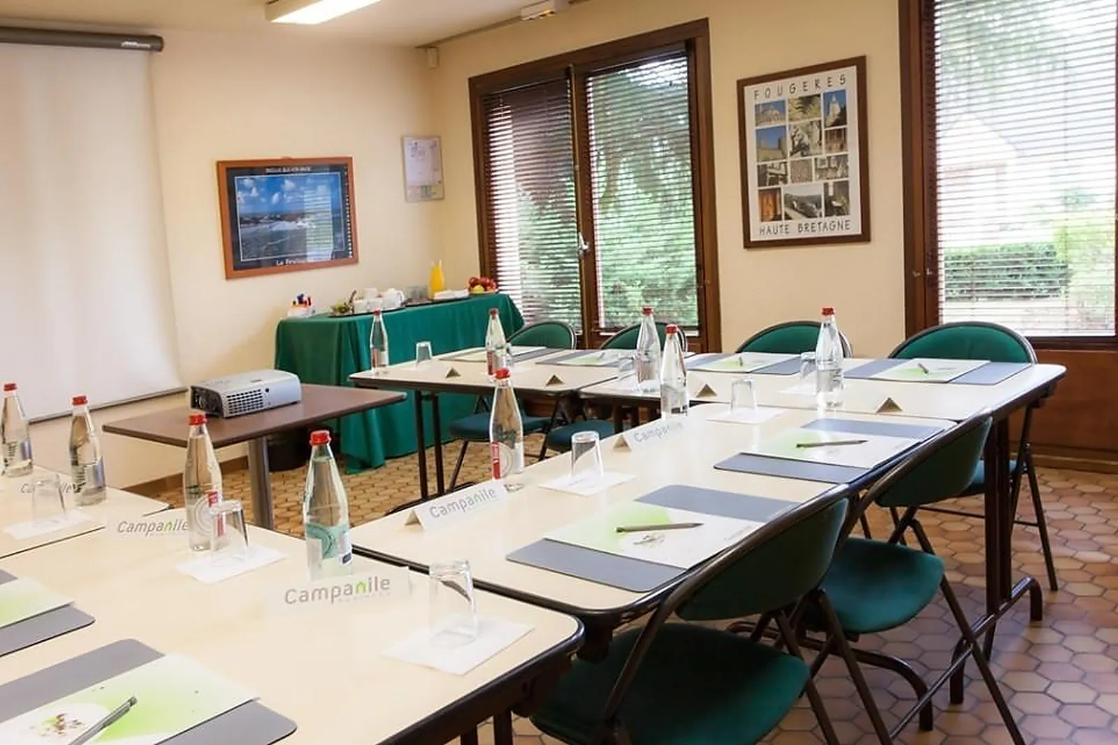 Lieux événementiels, CAMPANILE DE FOUGÈRES