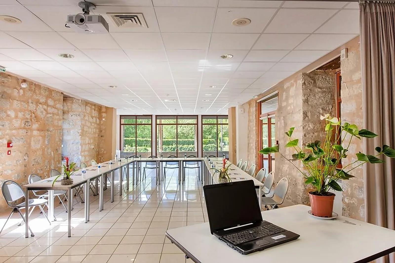 Lieux événementiels, CAP FRANCE - OUSTAL PONT-LES-BAINS