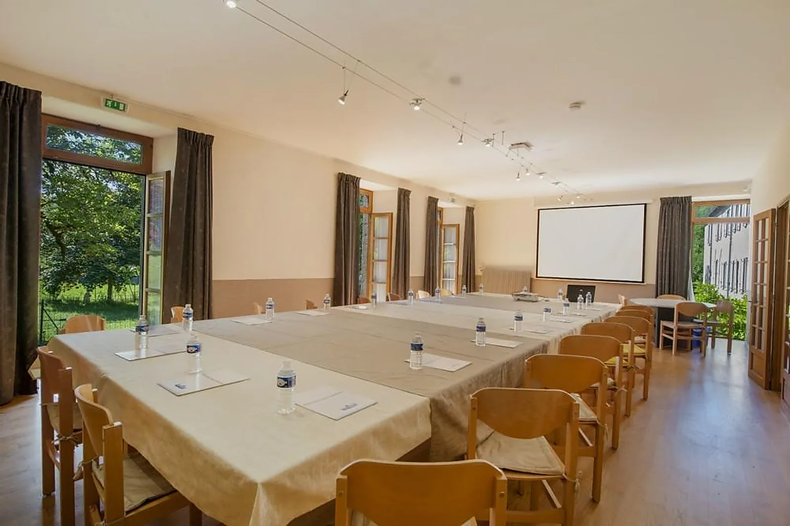 Lieux événementiels, CAP FRANCE - OUSTAL PONT-LES-BAINS