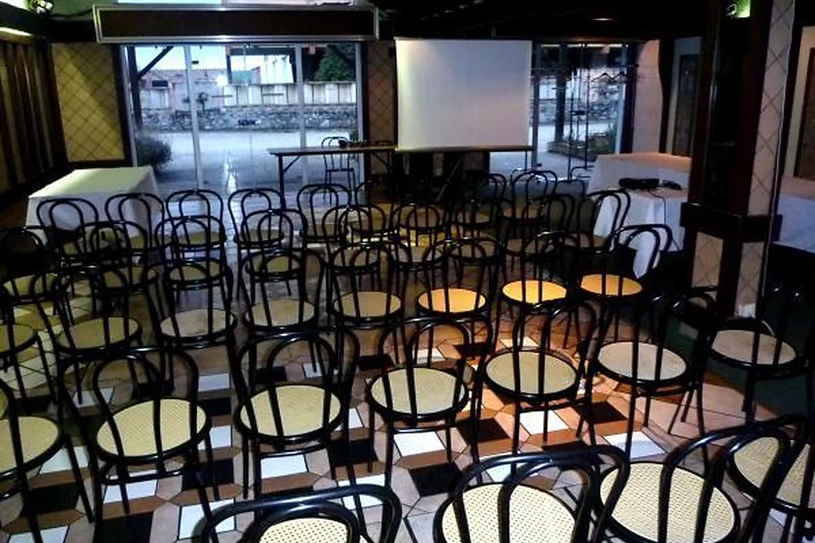 Lieux événementiels, CARIBOU