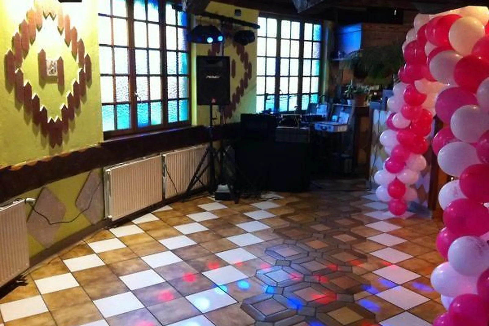 Lieux événementiels, CARIBOU