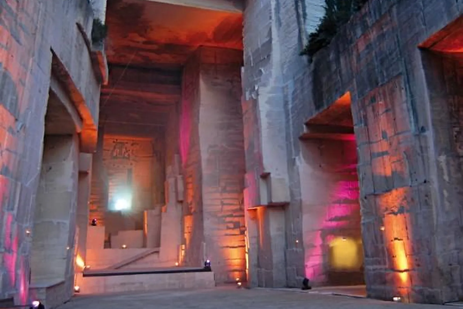 Lieux événementiels, CARRIÈRE LUMIÈRES