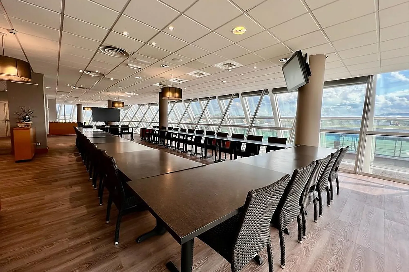 Lieux événementiels, CENTRE DL&RSQUO;AFFAIRES DE LL&RSQUO;AÉROPORT CLERMONT-FERRAND AUVERGNE