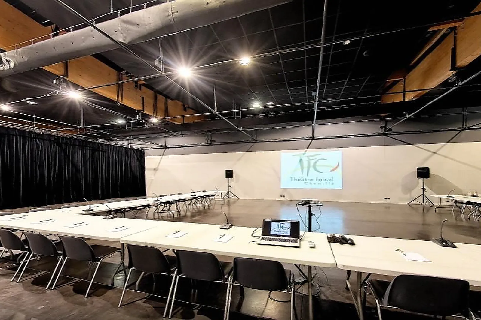 Lieux événementiels, CENTRE DE CONGRÈS DE CHEMILLÉ - THÉÂTRE FOIRAIL