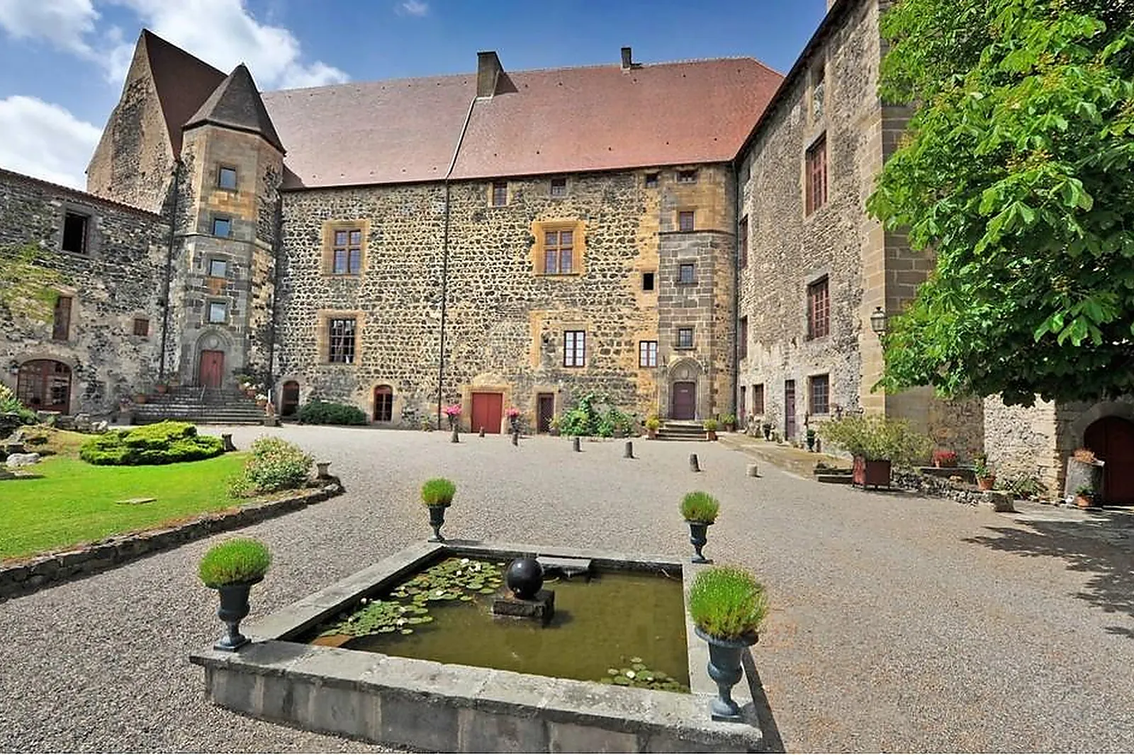 Lieux événementiels, CHÂTEAU ROYAL DE SAINT SATURNIN