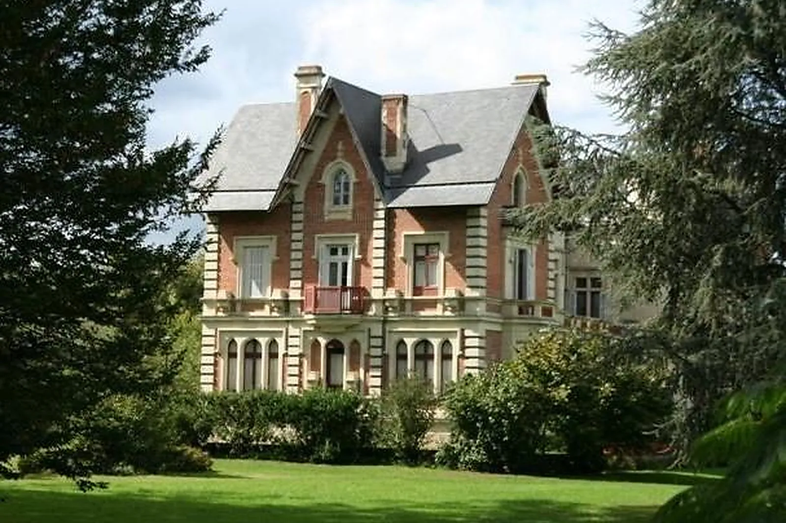 Lieux événementiels, CHÂTEAU DE BELLE POULE