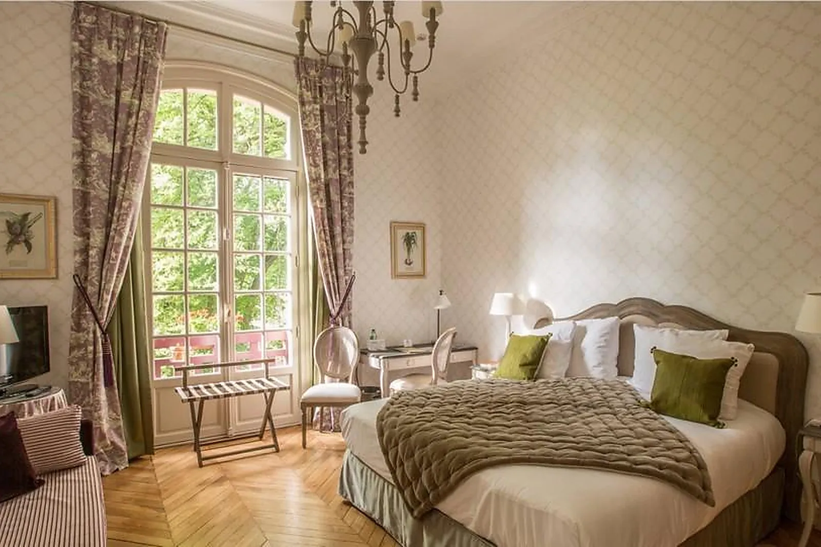 Lieux événementiels, CHATEAU DE LA TOUR GOUVIEUX