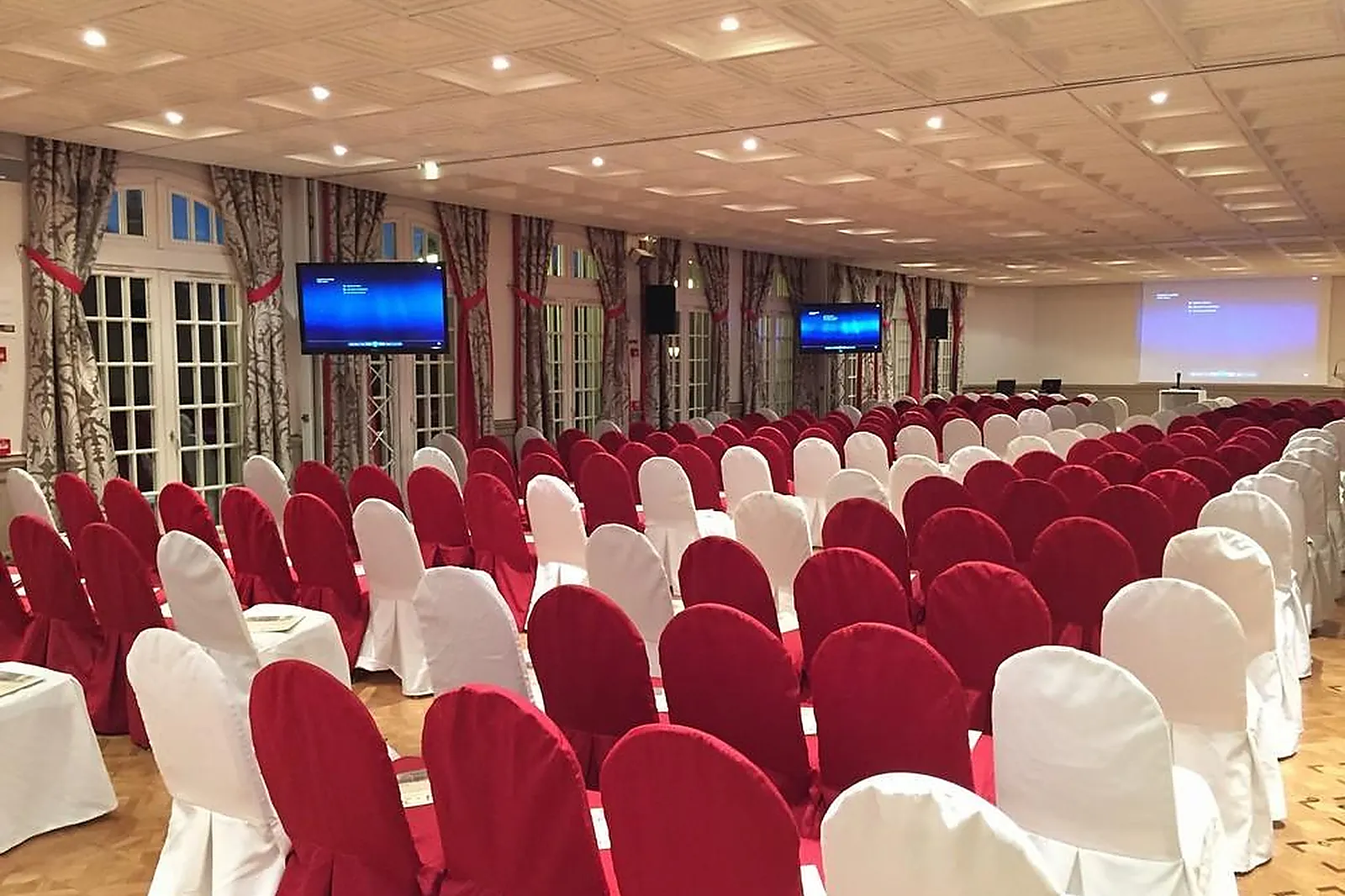 Lieux événementiels, CHATEAU DE LA TOUR GOUVIEUX