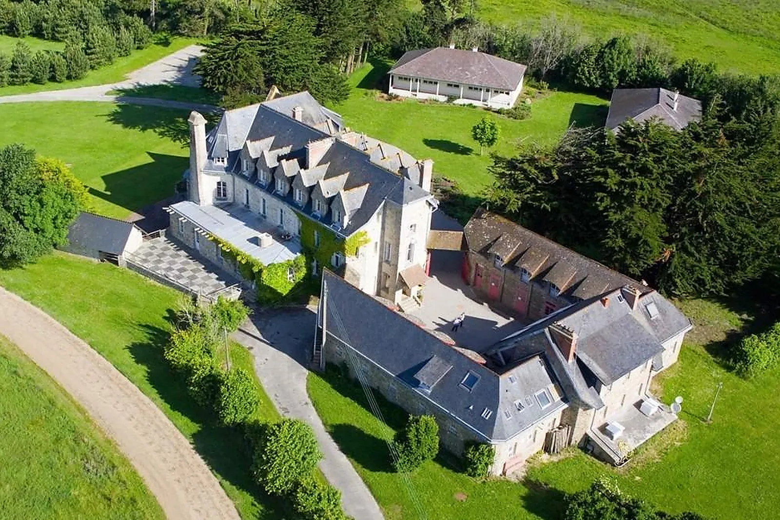 Lieux événementiels, CHÂTEAU DE SURVILLE