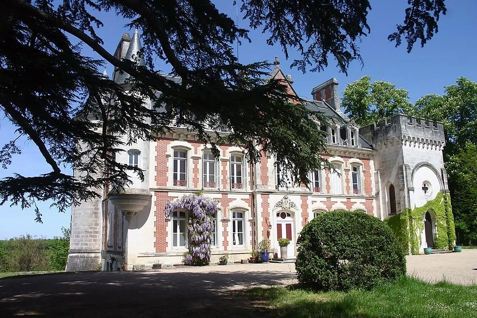 Lieux événementiels, CHÂTEAU DE LA POUYADE