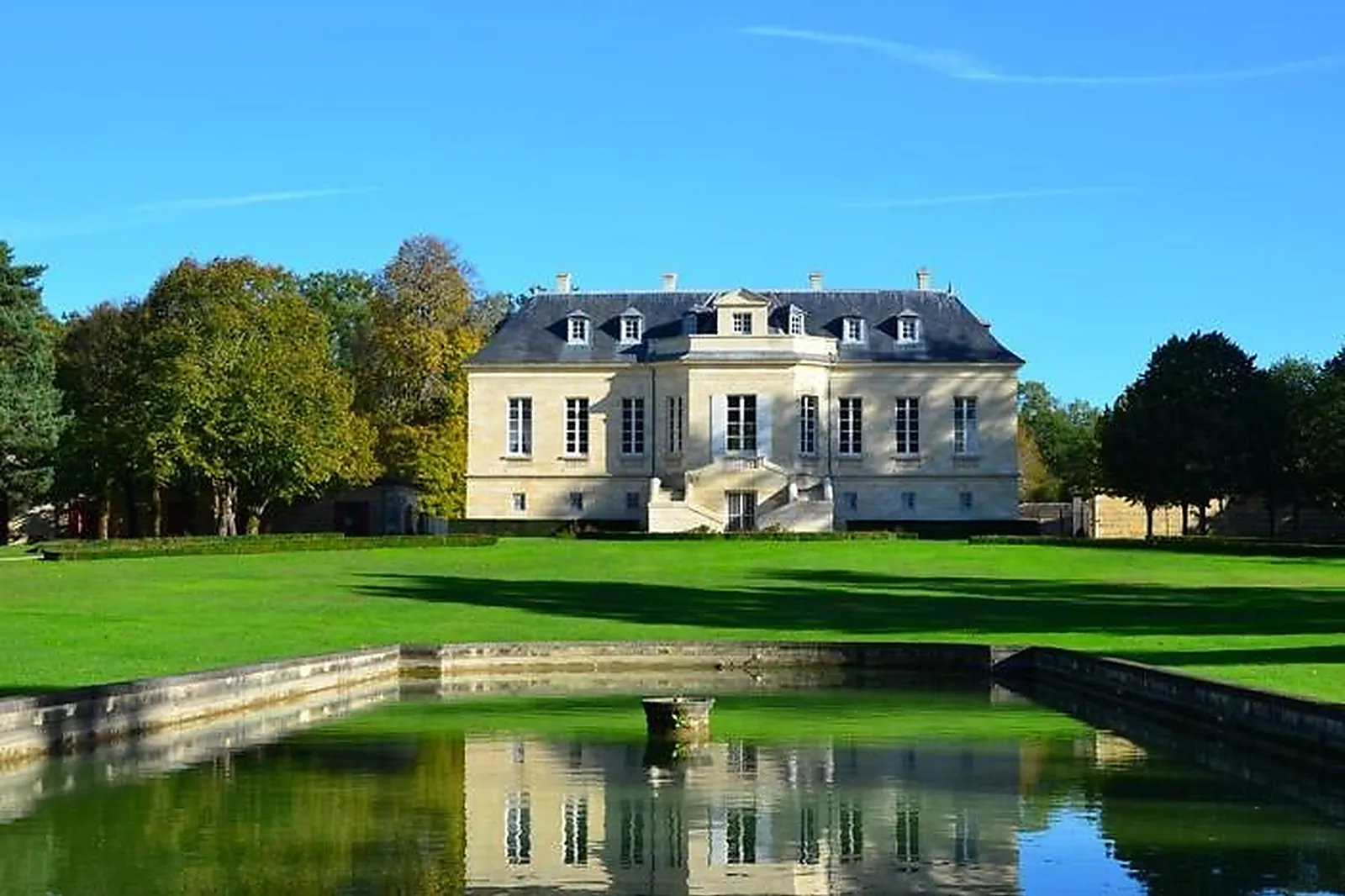 Lieux événementiels, CHÂTEAU LA LOUVIÈRE