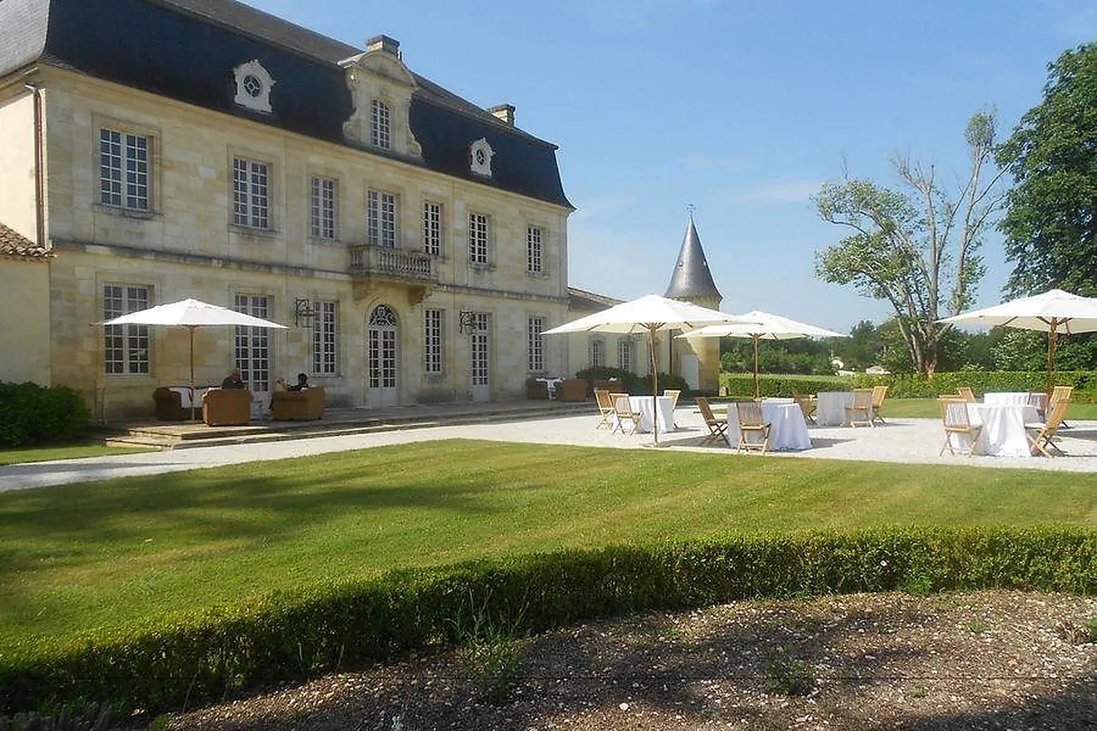 Lieux événementiels, CHÂTEAU LA LOUVIÈRE