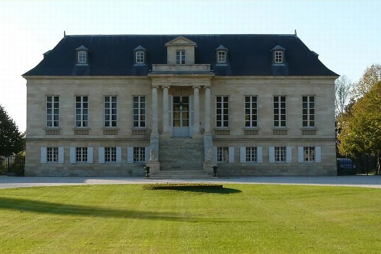 Lieux événementiels, CHÂTEAU LA LOUVIÈRE