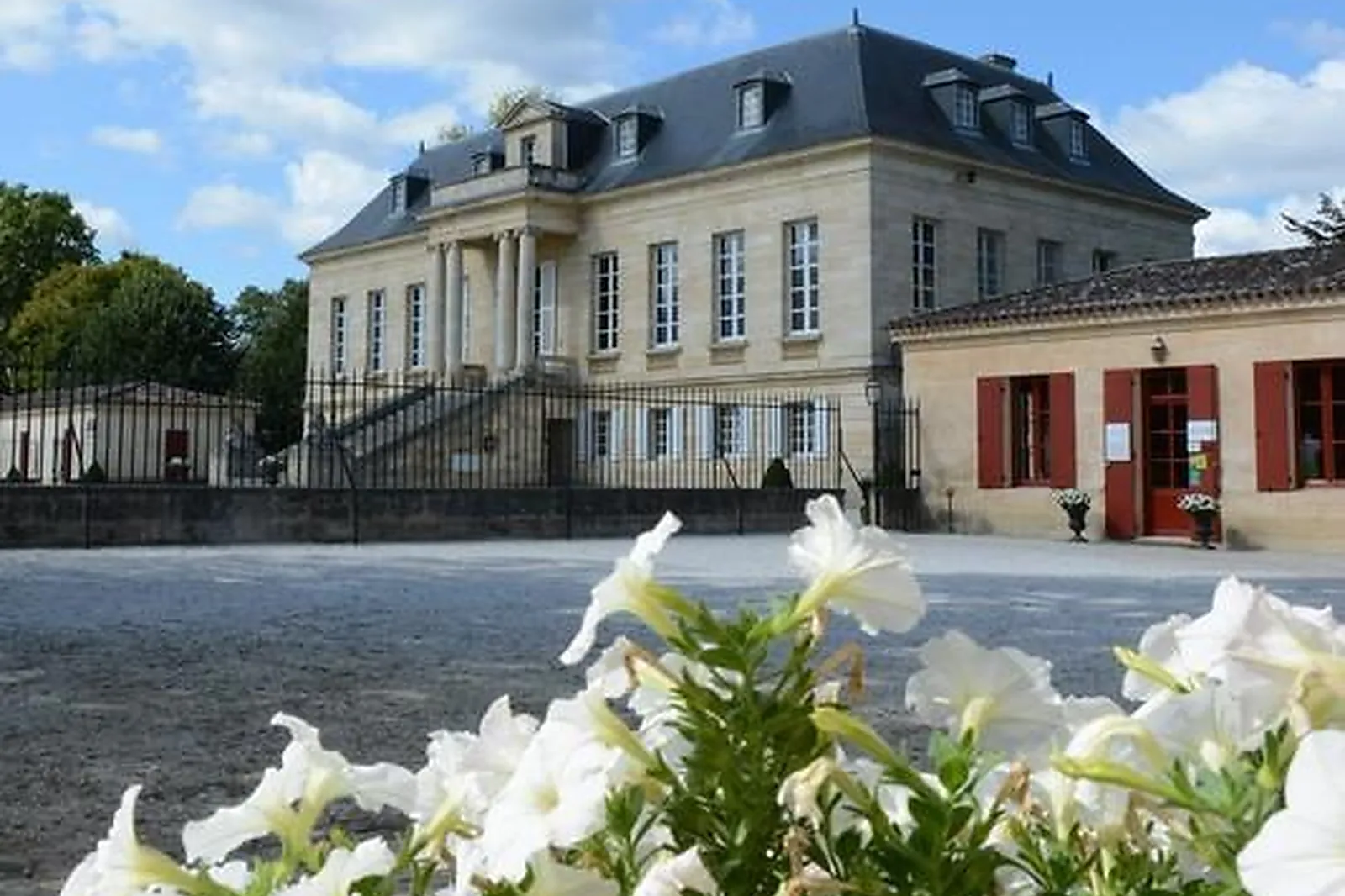 Lieux événementiels, CHÂTEAU LA LOUVIÈRE