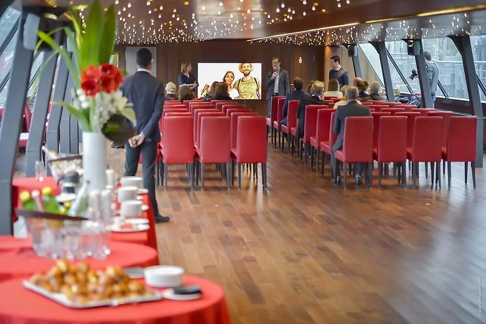 Lieux événementiels, COMPAGNIE DES BATEAUX MOUCHES