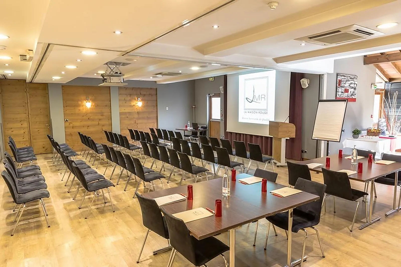 Lieux événementiels, COMPLEXE LA MAISON ROUGE