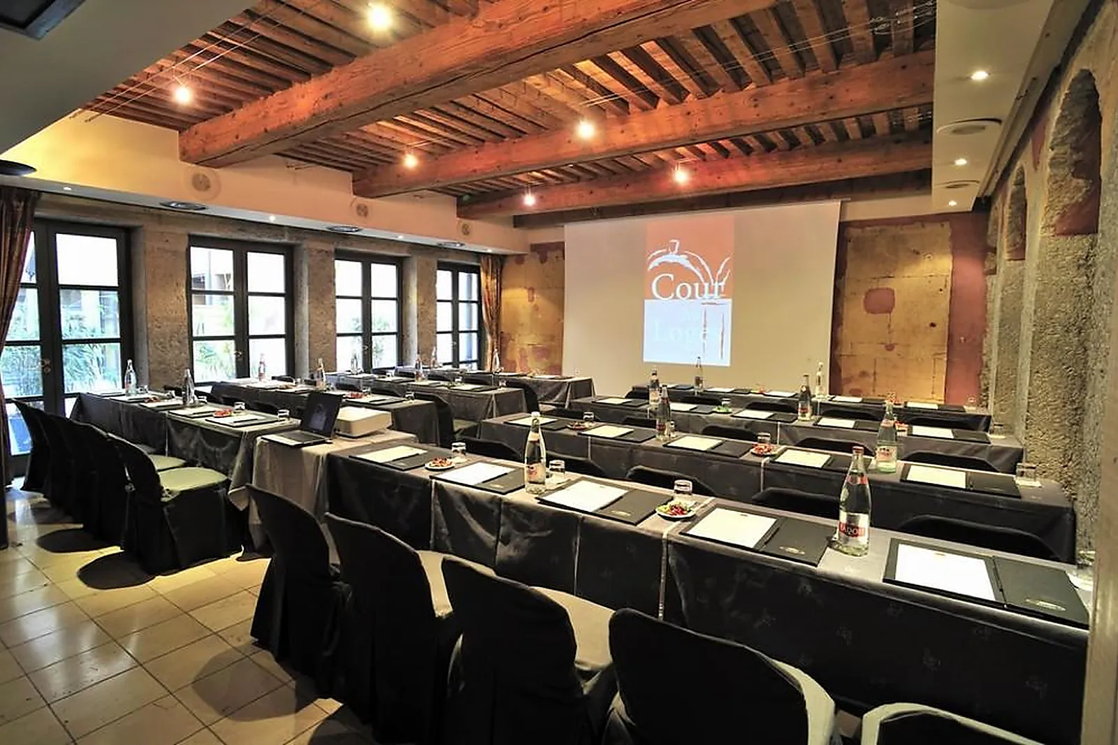 Lieux événementiels, COUR DES LOGES