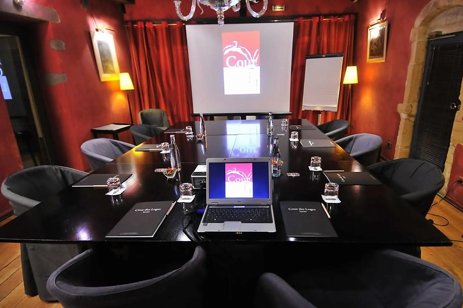 Lieux événementiels, COUR DES LOGES