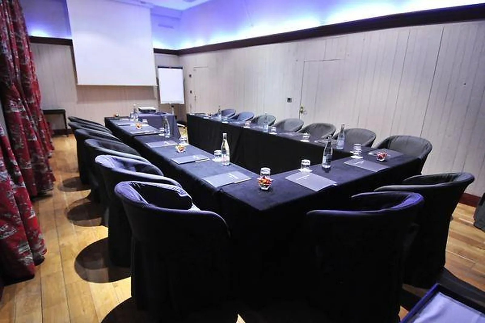 Lieux événementiels, COUR DES LOGES