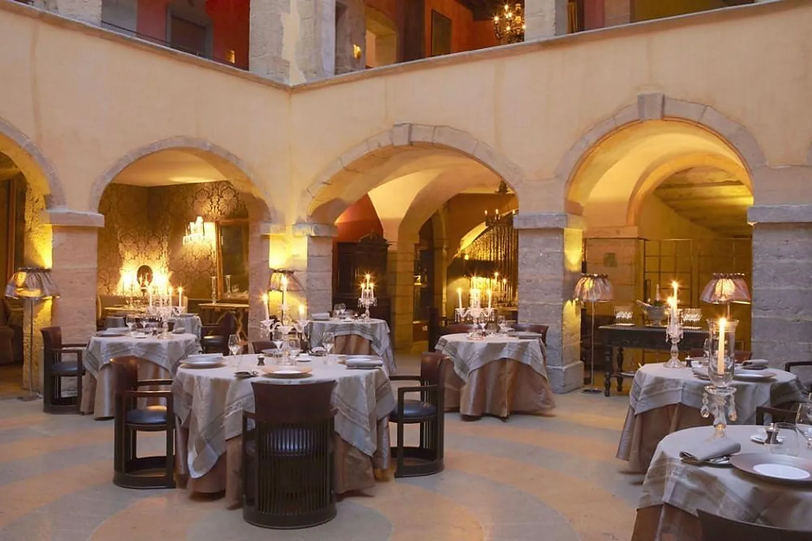 Lieux événementiels, COUR DES LOGES