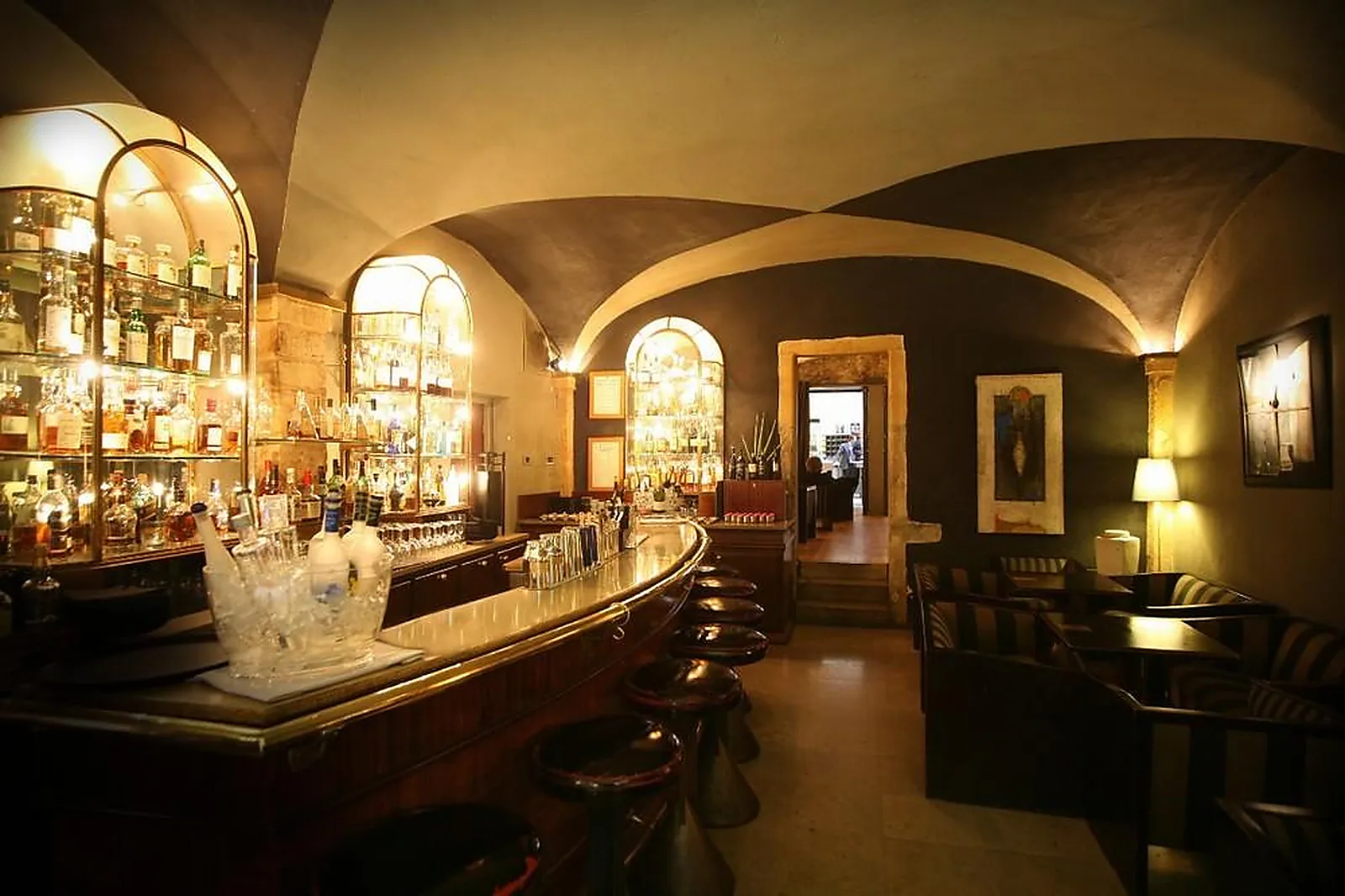 Lieux événementiels, COUR DES LOGES