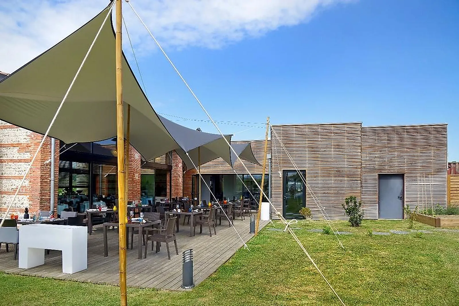 Lieux événementiels, EN MARGE