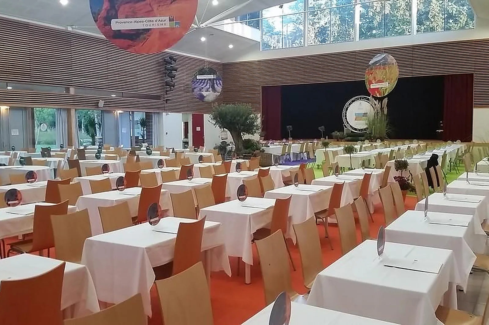 Lieux événementiels, ESPACE AGORA ALPILLES