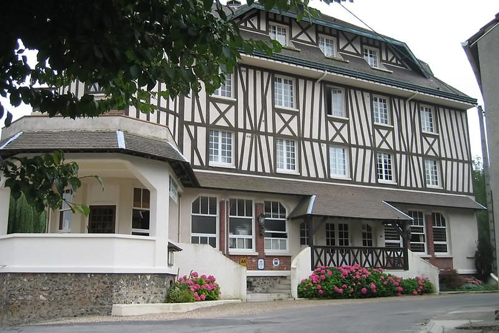 Lieux événementiels, HOSTELLERIE SAINT-PIERRE