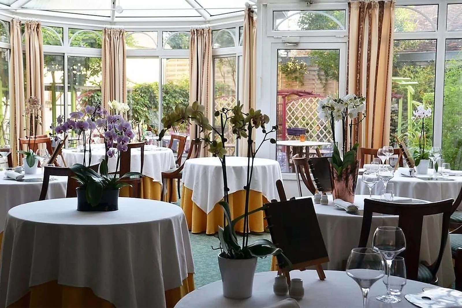 Lieux événementiels, HOSTELLERIE DU CHEVAL NOIR