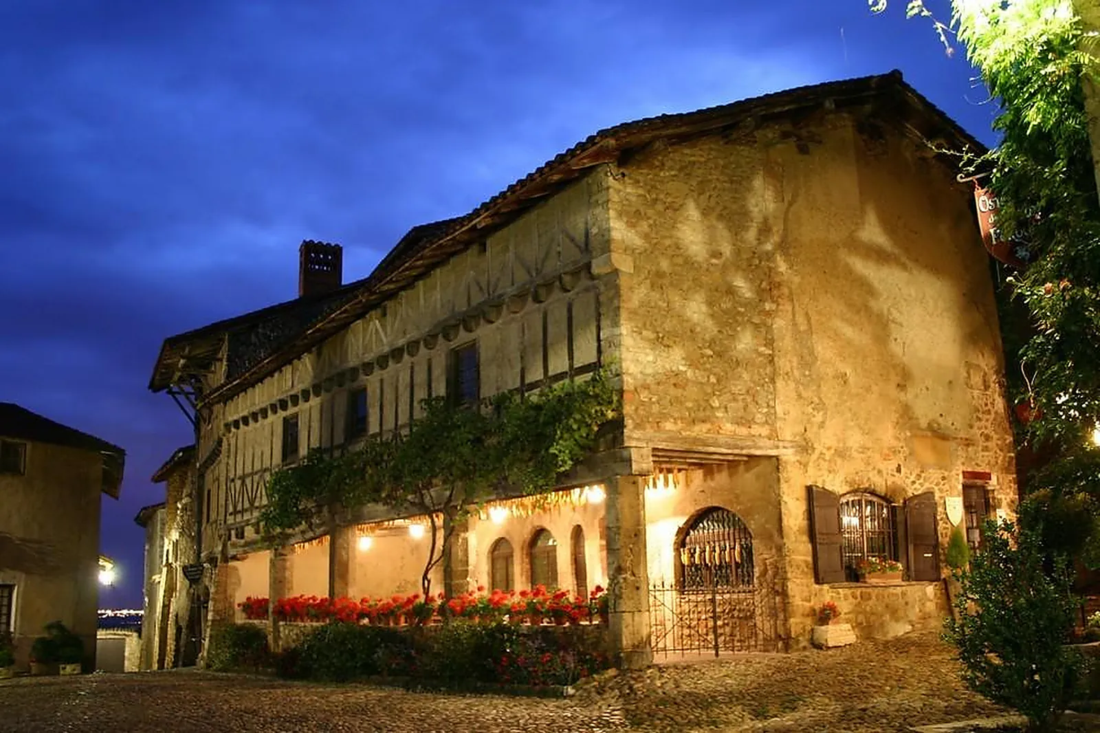Lieux événementiels, HOSTELLERIE DU VIEUX PÉROUGES