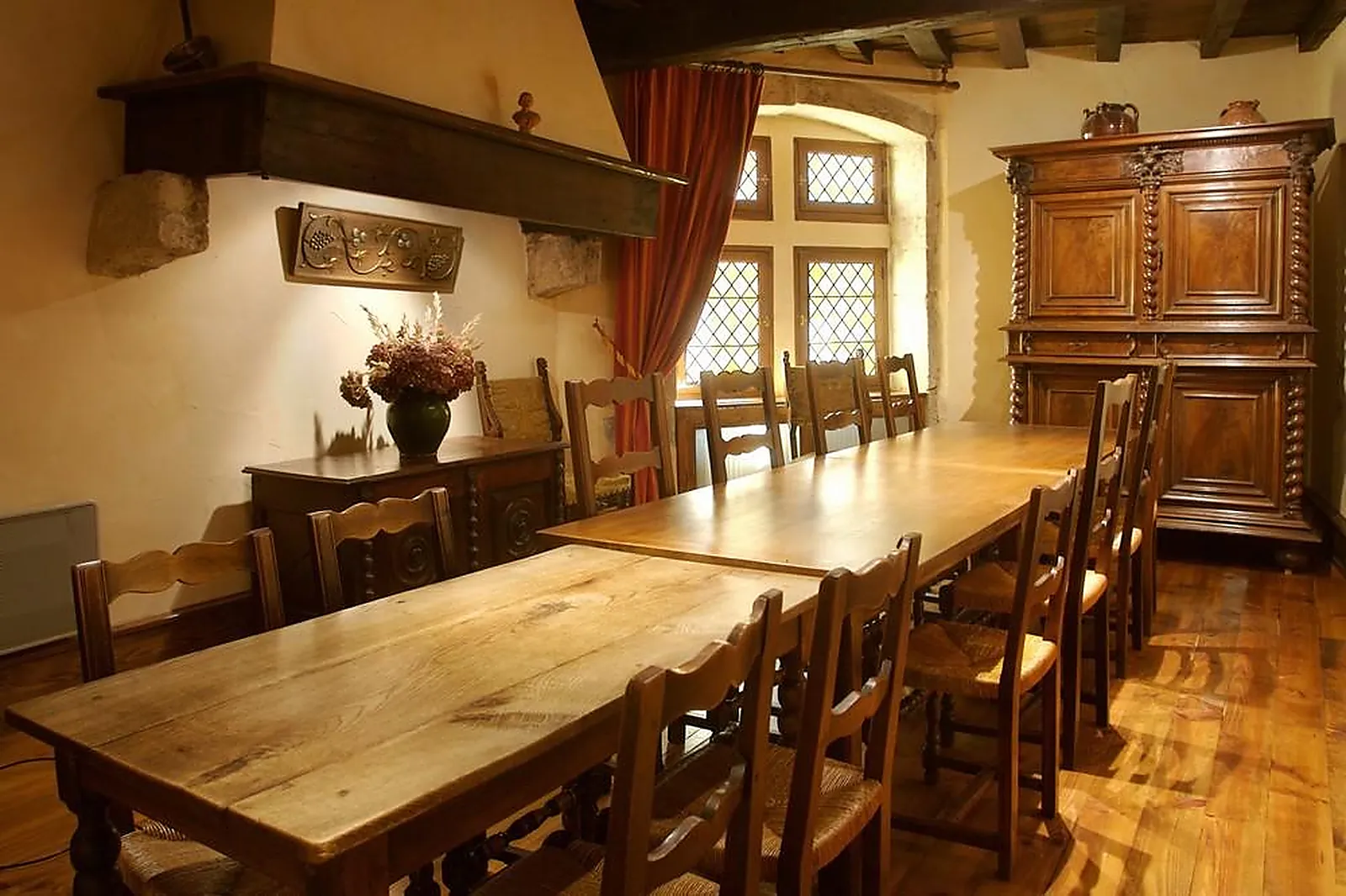 Lieux événementiels, HOSTELLERIE DU VIEUX PÉROUGES