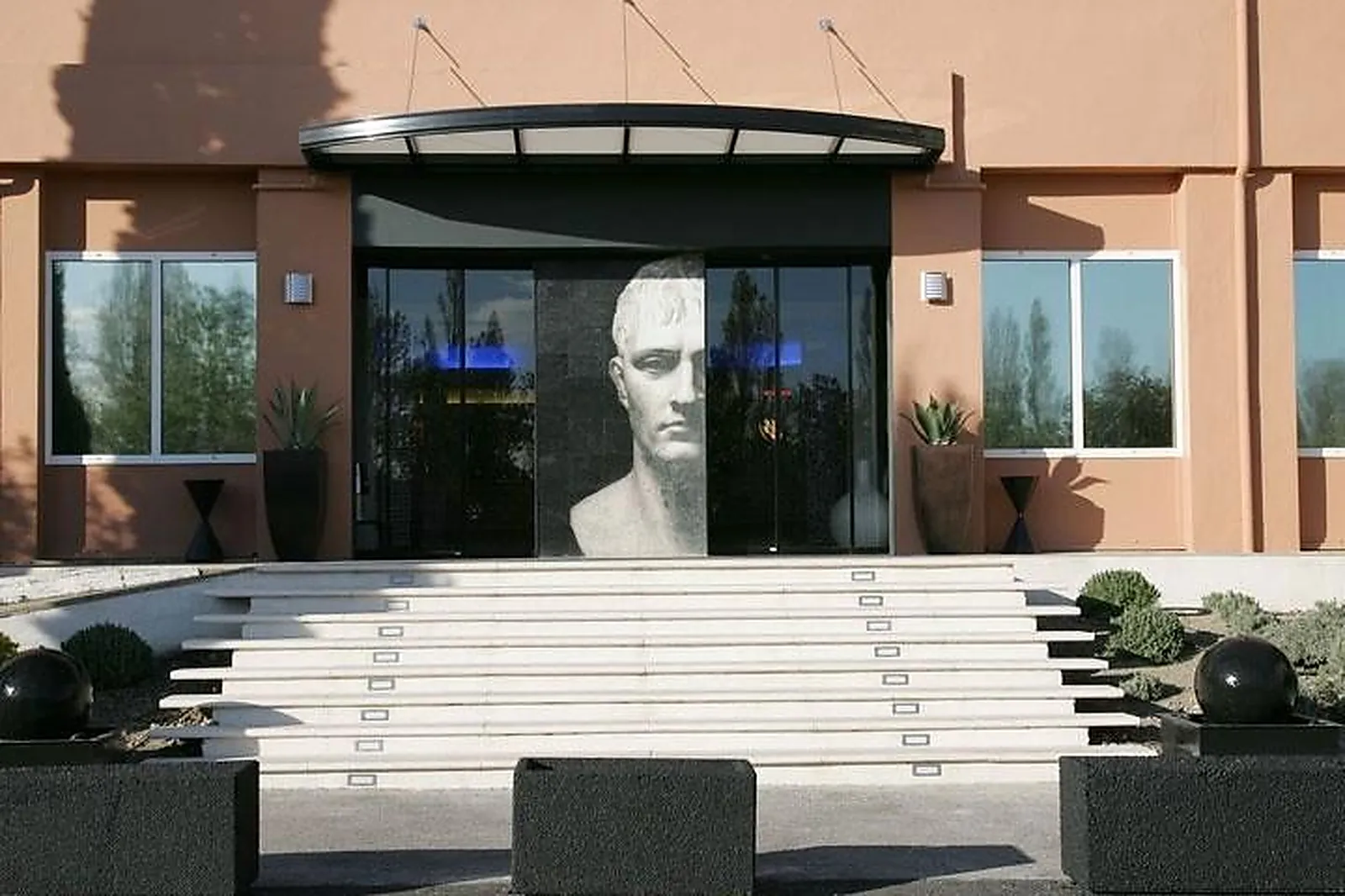 Lieux événementiels, HÔTEL ARLES PLAZA