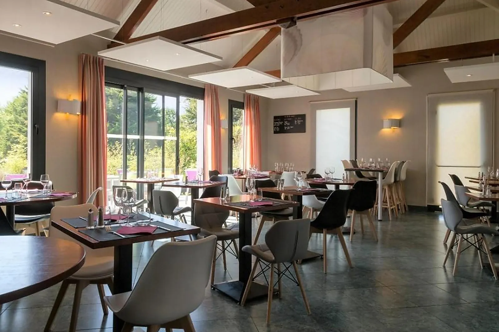 Lieux événementiels, HÔTEL AU CHÊNE VERT